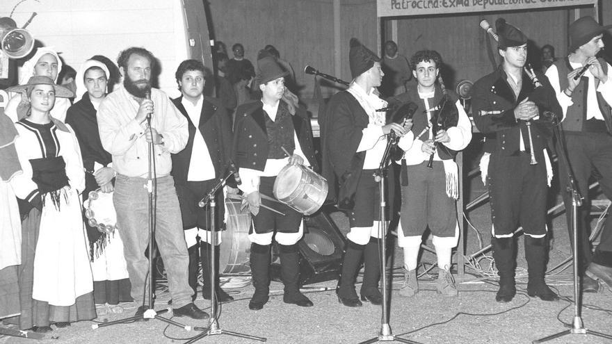 El germen de las jornadas folclóricas. En el Ourense de 1989, se celebró la I Mostra de Música e Danza Galega en el polideportivo del barrio de As Lagoas, organizado la Agrupación Cultural Castro Floxo. Al micrófono, ejerciendo de maestro de ceremonias, estaba Julio Fernández Senra, que es el actual promotor de las Xornadas do Folclore en Ourense.