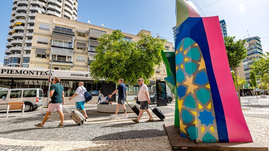 La visión más colorista de la Alhambra toma el centro de Benidorm