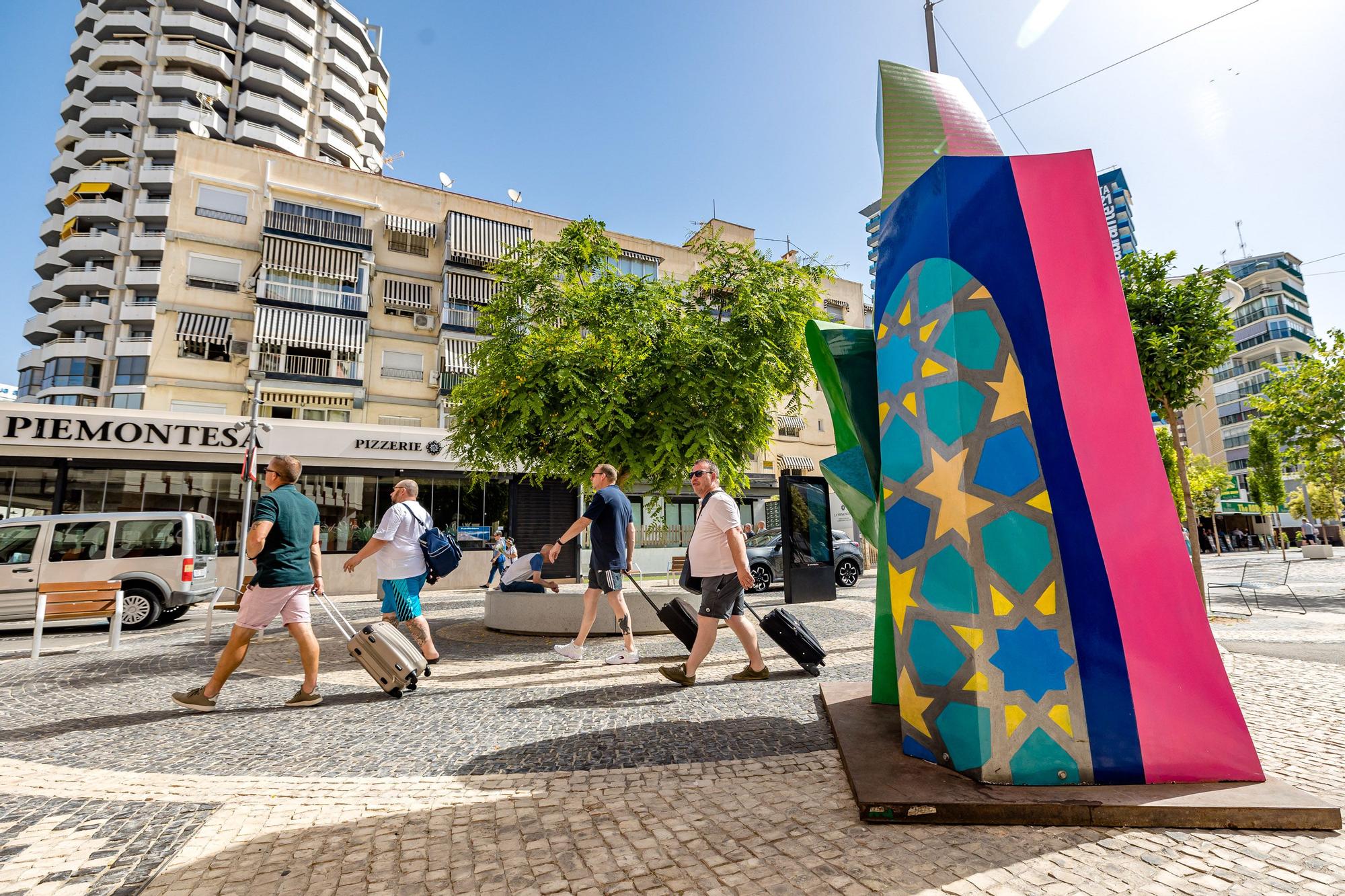 La ciudad acoge 16 esculturas de gran formato del artista Cristóbal Gabarrón, inspiradas en el palacio granadino, que se expondrán gracias a la colaboración entre el Ayuntamiento y la Ciutat de les Arts i les Ciències. Se podrán visitar hasta el 31 de enero de 2023