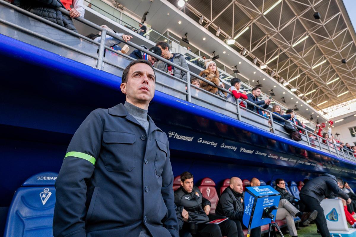 Borja Jiménez, en el banquillo de Ipurúa