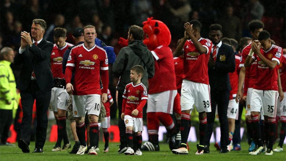 La plantilla y el cuerpo técnico del United saludaron a la afición tras el pitido final