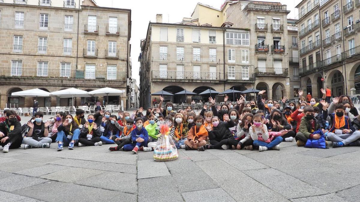 Niños que participaron en el juego de pistas celebrado en la Plaza Mayor.