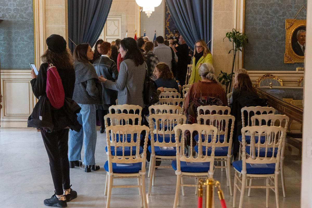 Para solventar la reducción de aforo se han colocado sillas adicionales en el salón de los retratos de los alcaldes.