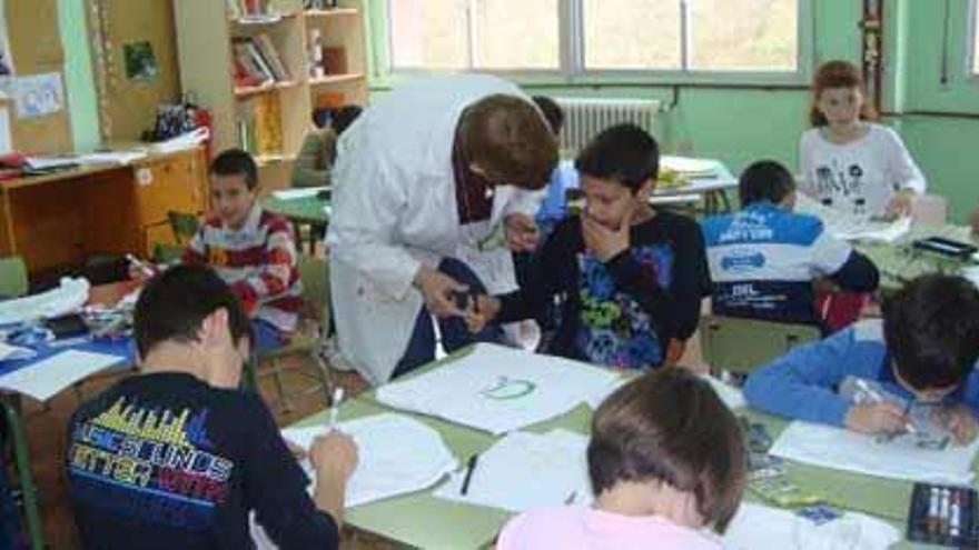 Escolares de Pola de Allande, en uno de los talleres de la Semana Cultural.