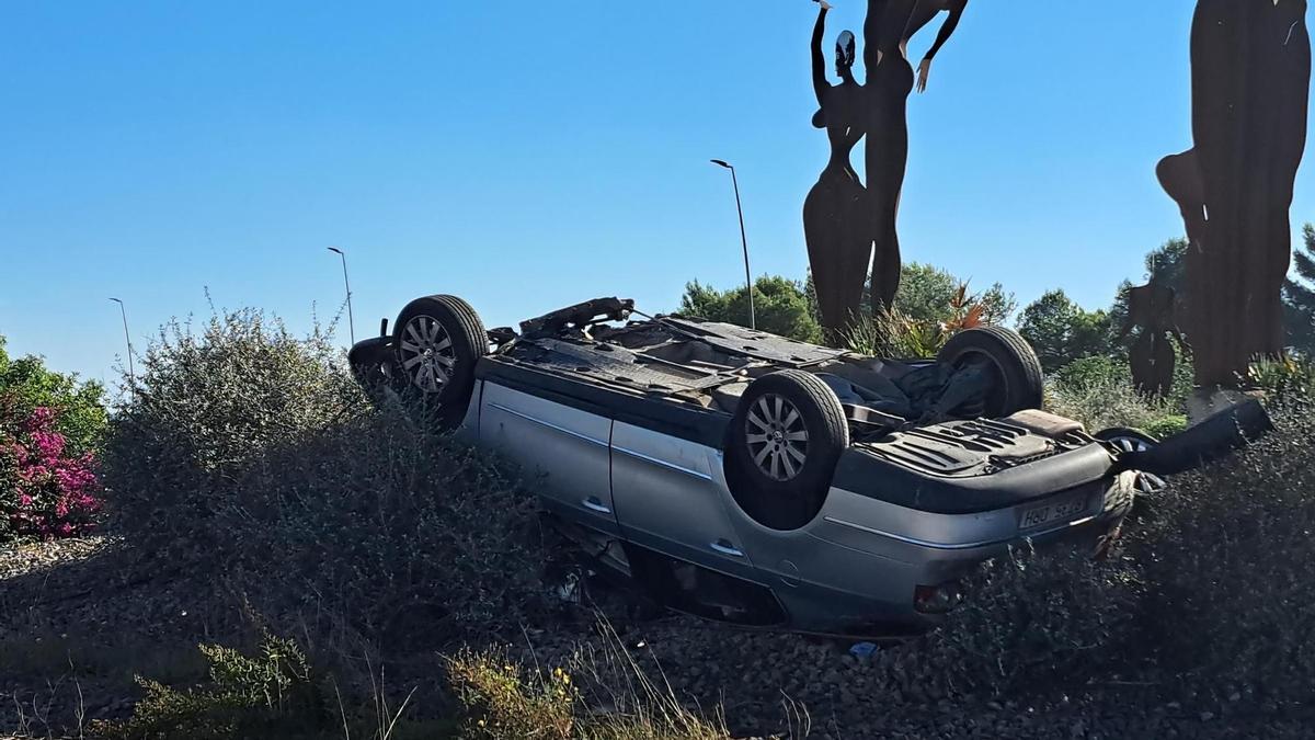 Auto knallt auf den Kreisverkehr beim Restaurant Es Cruce