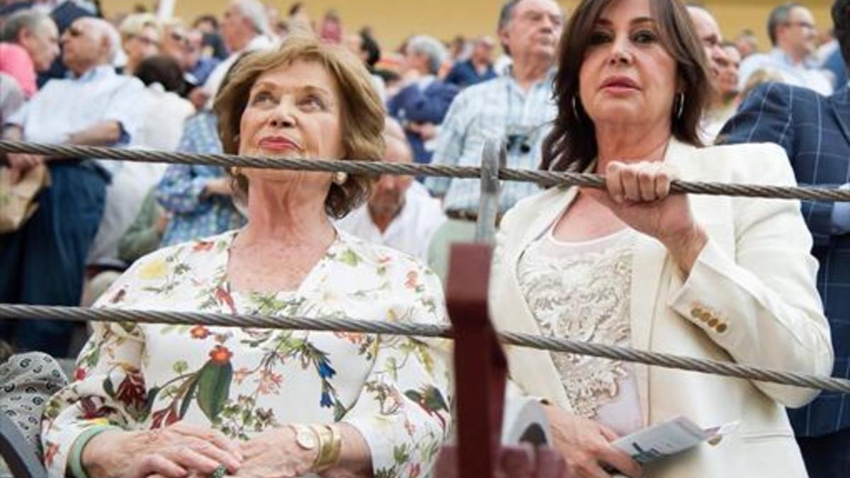 Carmen Franco y su hija, Carmen Martínez-Bordiú, en la plaza de toros de Las Ventas, en el 2015.