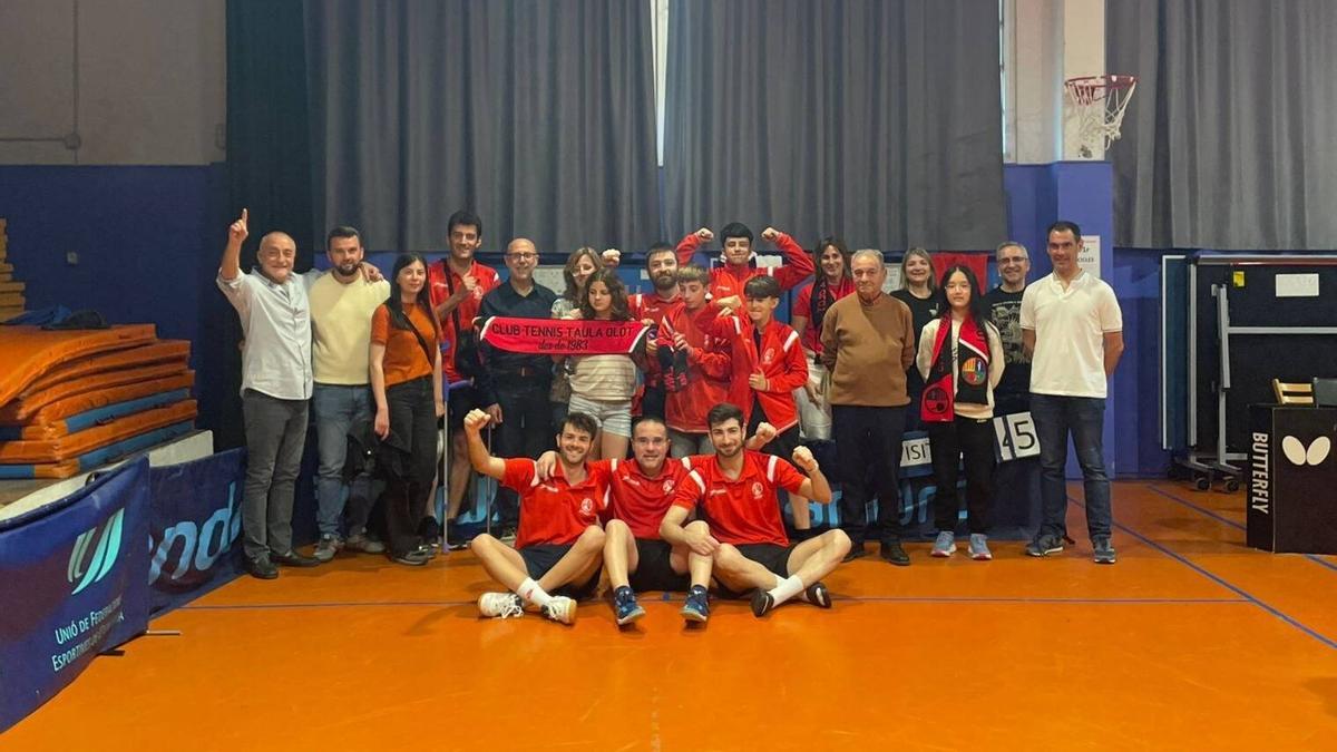 Palistes i aficionats del club olotí, en un dels partits.