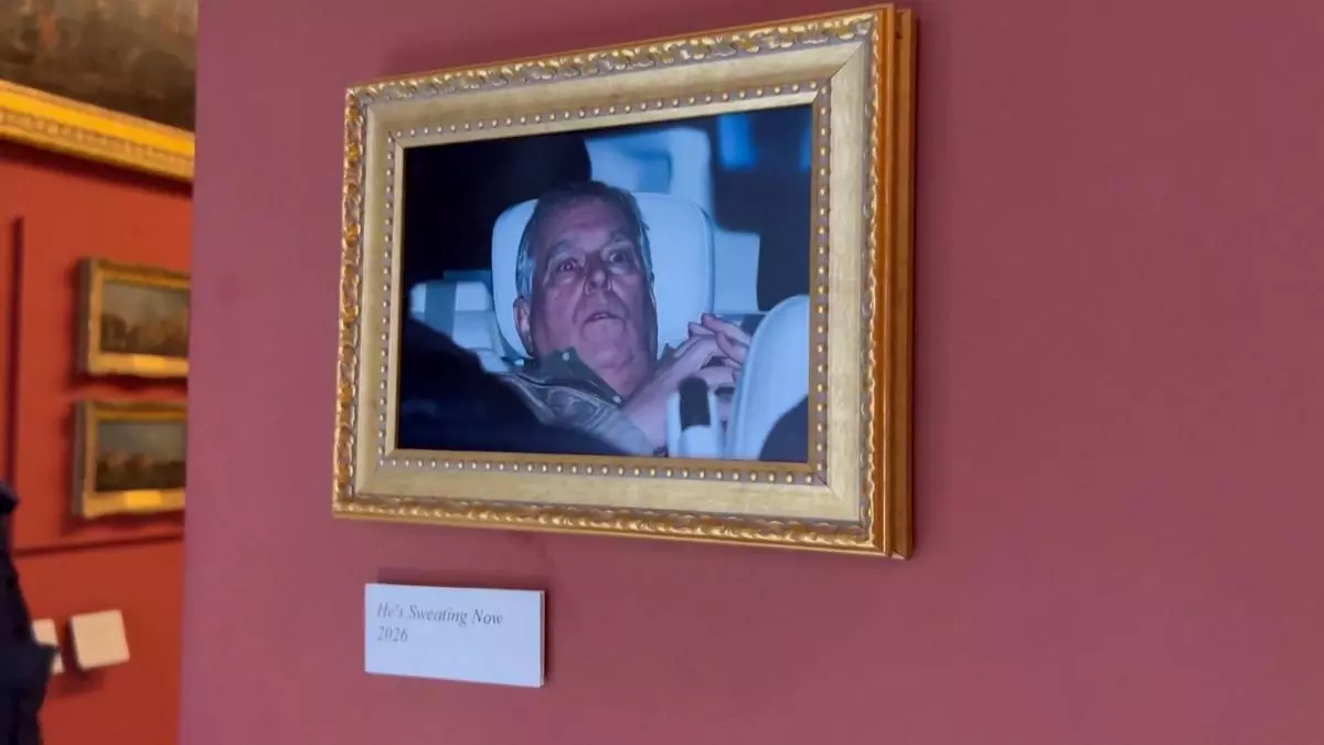 Exponen en el Louvre la foto del expríncipe Andrés tras salir de la cárcel por el caso Epstein