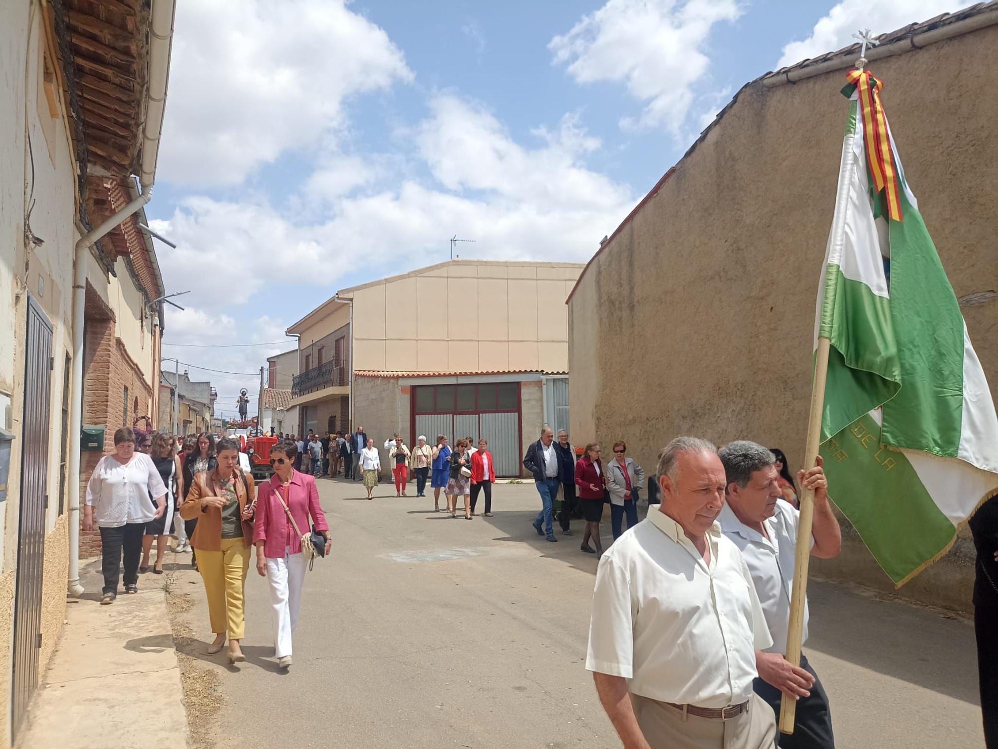 GALERÍA | San Isidro procesiona por Manganeses de la Lampreana