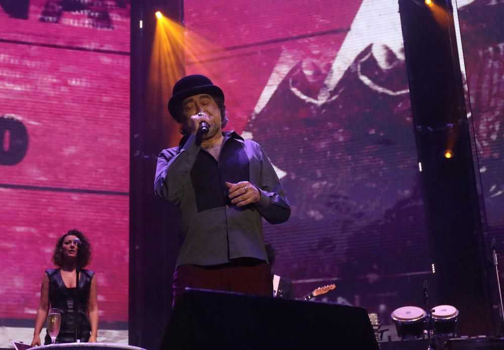 El cantante y compositor jiennense actuó este jueves en el Palacio de Deportes Martín Carpena dentro de la gira de presentación de su disco 'Lo niego todo'.