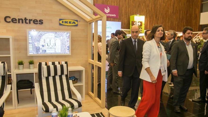 Echávarri ante el stand de Ikea en el XV Congreso Español de Centros y Parques Comerciales