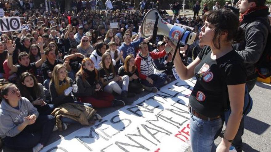 Beatriz García, de la comisión ejecutiva del Sindicato de Estudiantes, y Carlos Naranjo, coordinador del mismo sindicato, durante la asamblea organizada hoy ante la Conselleria de Educación.