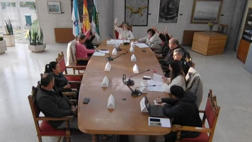 Los ediles del PP votando durante la sesión de ayer.