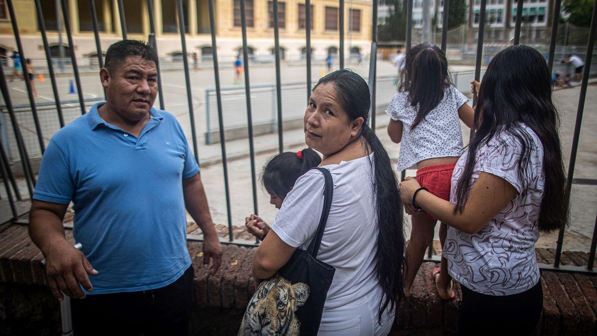 Carmen Sifuentes y Jose Luis Becerra, junto a sus hijas frente a un centro escolar, el pasado viernes.