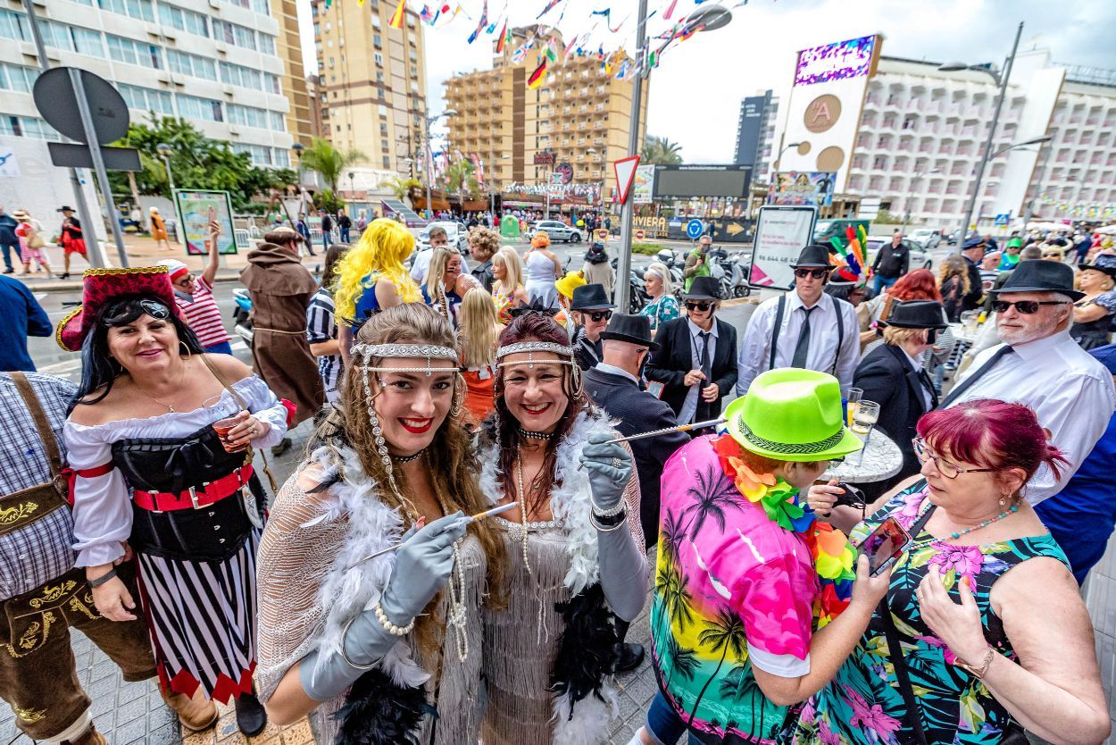 Los británicos desafían a la lluvia y celebran su "Fancy Dress Party" en Benidorm