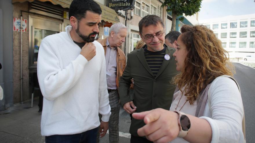 El cofundador de Podemos Juan Carlos Monedero y la número dos de la candidatura EU - Podemos a la Alcaldía de Lugo, Ximena Cheda.