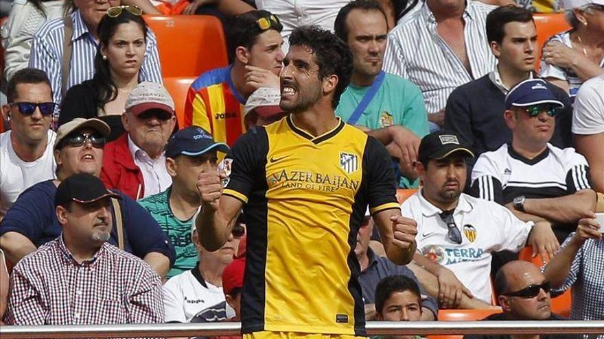 Un gol de Raúl García en Mestalla acerca al Atlético al título