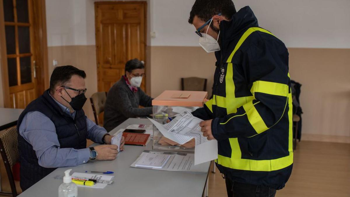 El cartero llega a Pereruela con los votos por correo