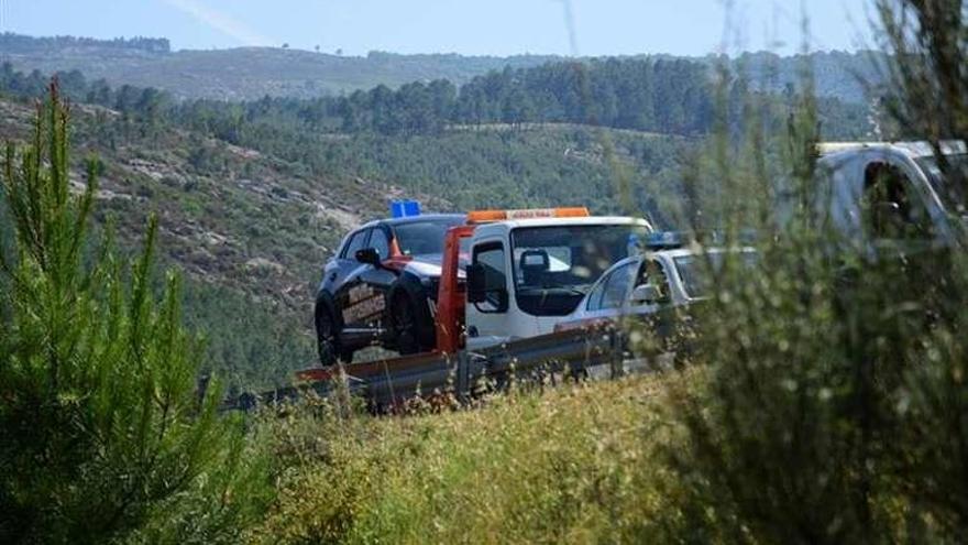 El coche de autoescuela robado, tras ser localizado. // DR / Jornal de Noticias