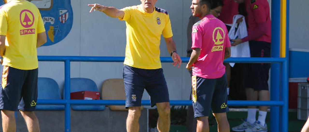 Quique Setién, entrenador de la UD Las Palmas, charla en el entrenamiento de ayer con Jonathan Viera.