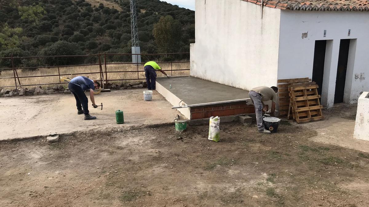 Operarios habilitan una plataforma en la zona de las misas al aire libre.