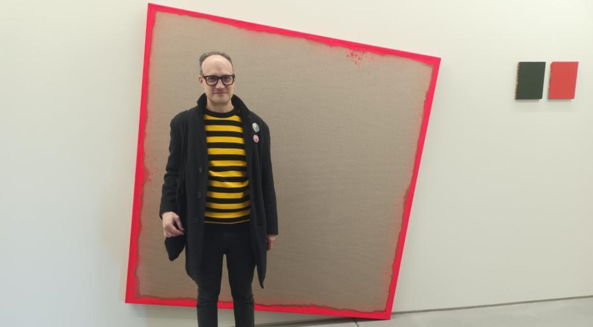 Manuel Eirís, ayer en Sirvent, con varias obras suyas. | FRANZ SCORPIO