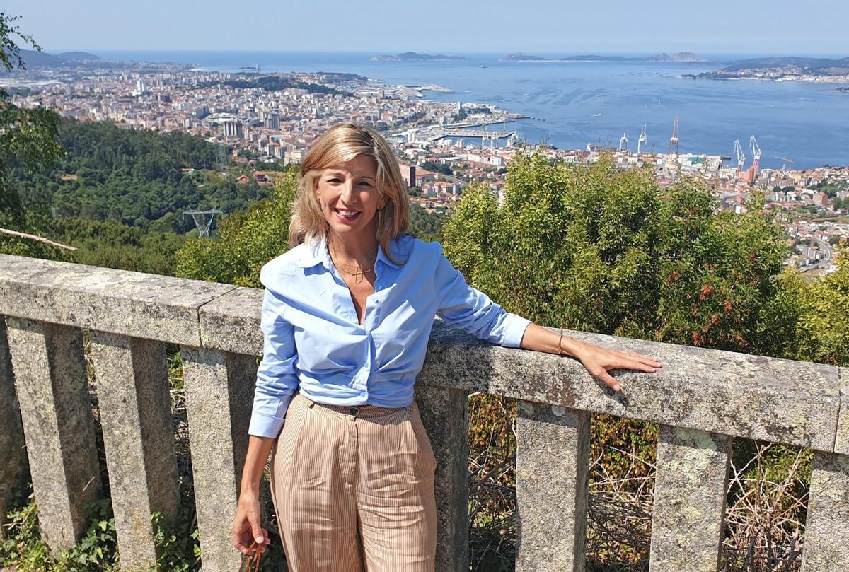 Yolanda Díaz, con Vigo de fondo.