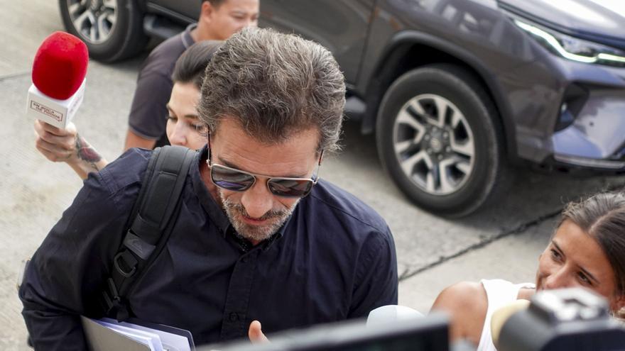 El actor español Rodolfo Sancho (c) a su llegada al tribunal de Samui, en el marco de una nueva sesión del juicio contra su hijo, el joven español Daniel Sancho, en Tailandia por el supuesto asesinato del cirujano colombiano Edwin Arrieta.