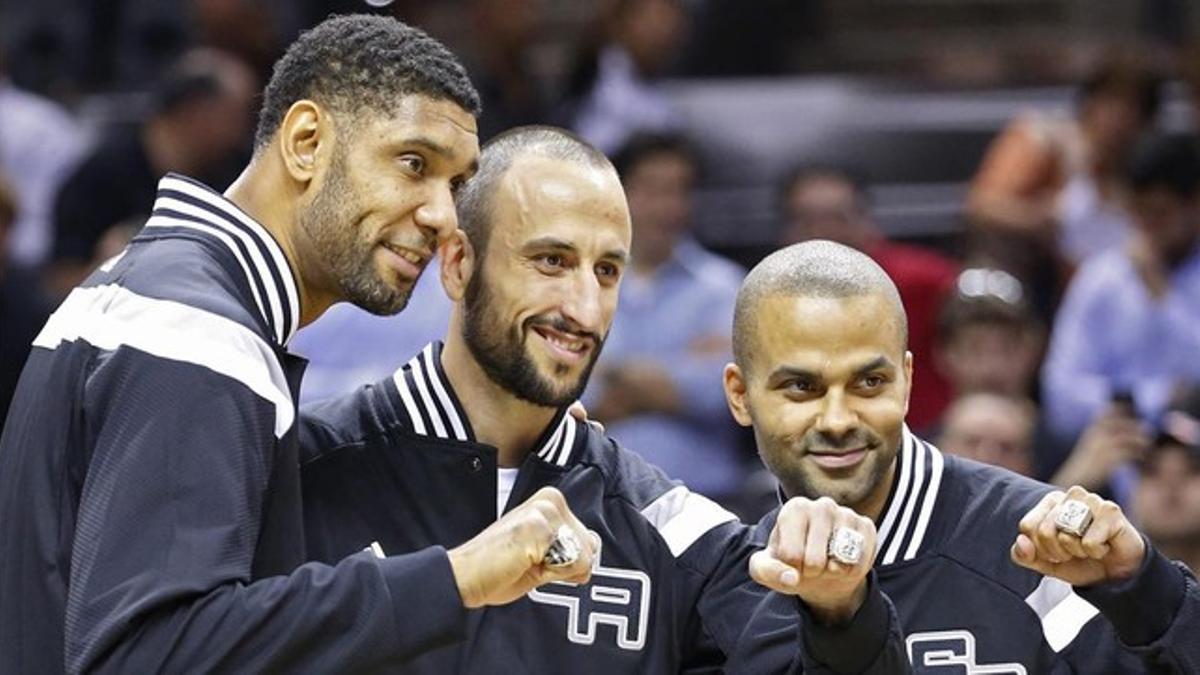 Tim Duncan, Manu Ginobili y Tony Parker posan con el anillo de campeones conseguido en el 2014