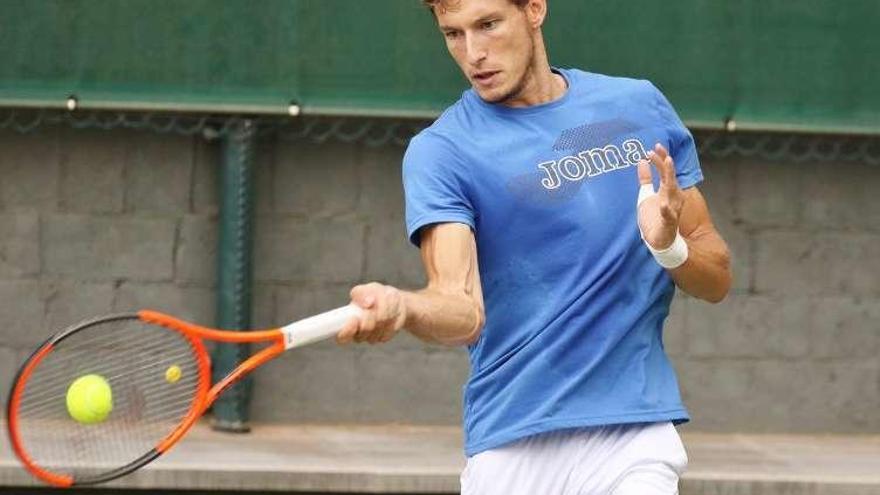 Pablo Carreño golpea la bola en un entrenamiento.