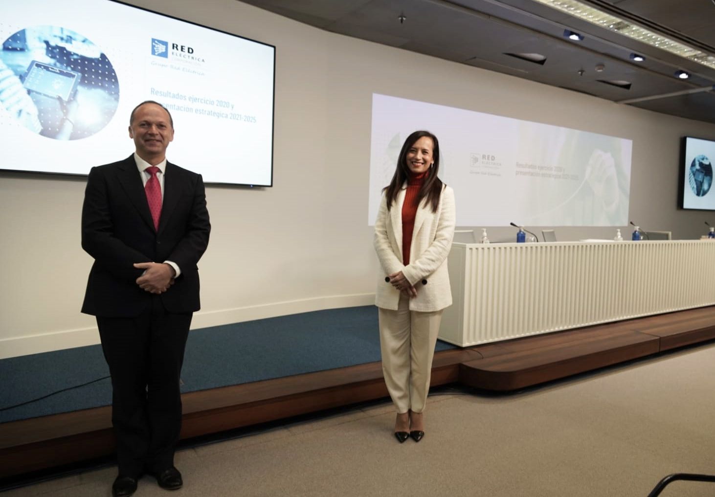 La presidenta y el consejero delegado de Red Eléctrica, Beatriz Corredor y Roberto García Merino