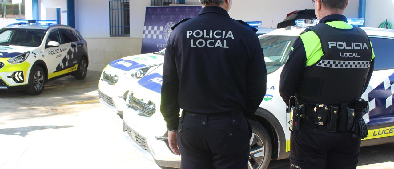 Dos agentes, en la Jefatura de la Policía Local de Lucena.