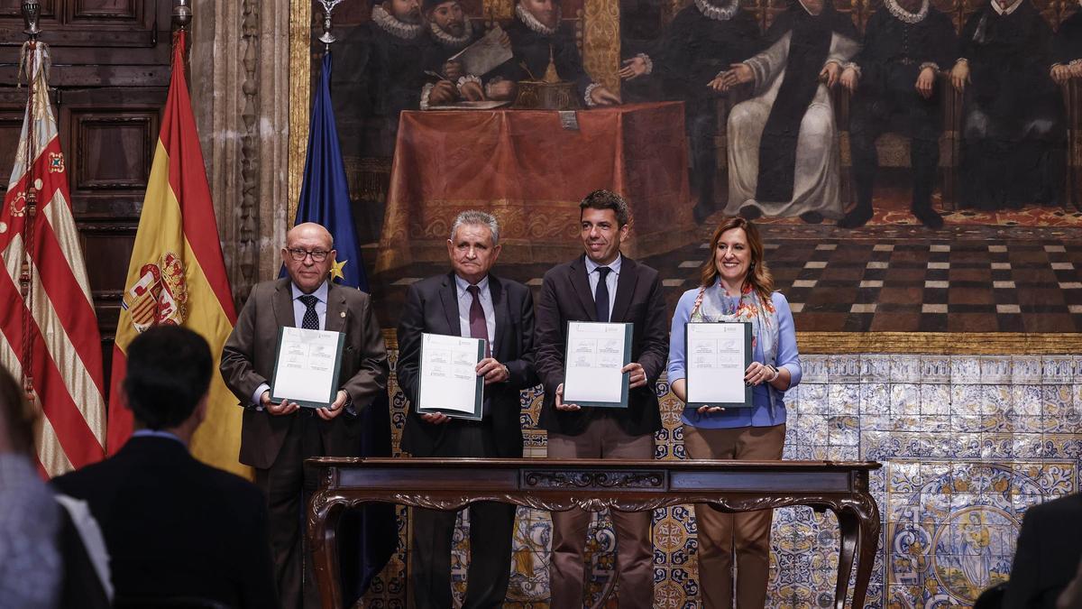 El presidente de los regantes de Sueca, José Pascual Fortea, y el de la Acequia Real del Júcar, Antonio Costa, con Mazón y Catalá tras la firma del acuerdo.