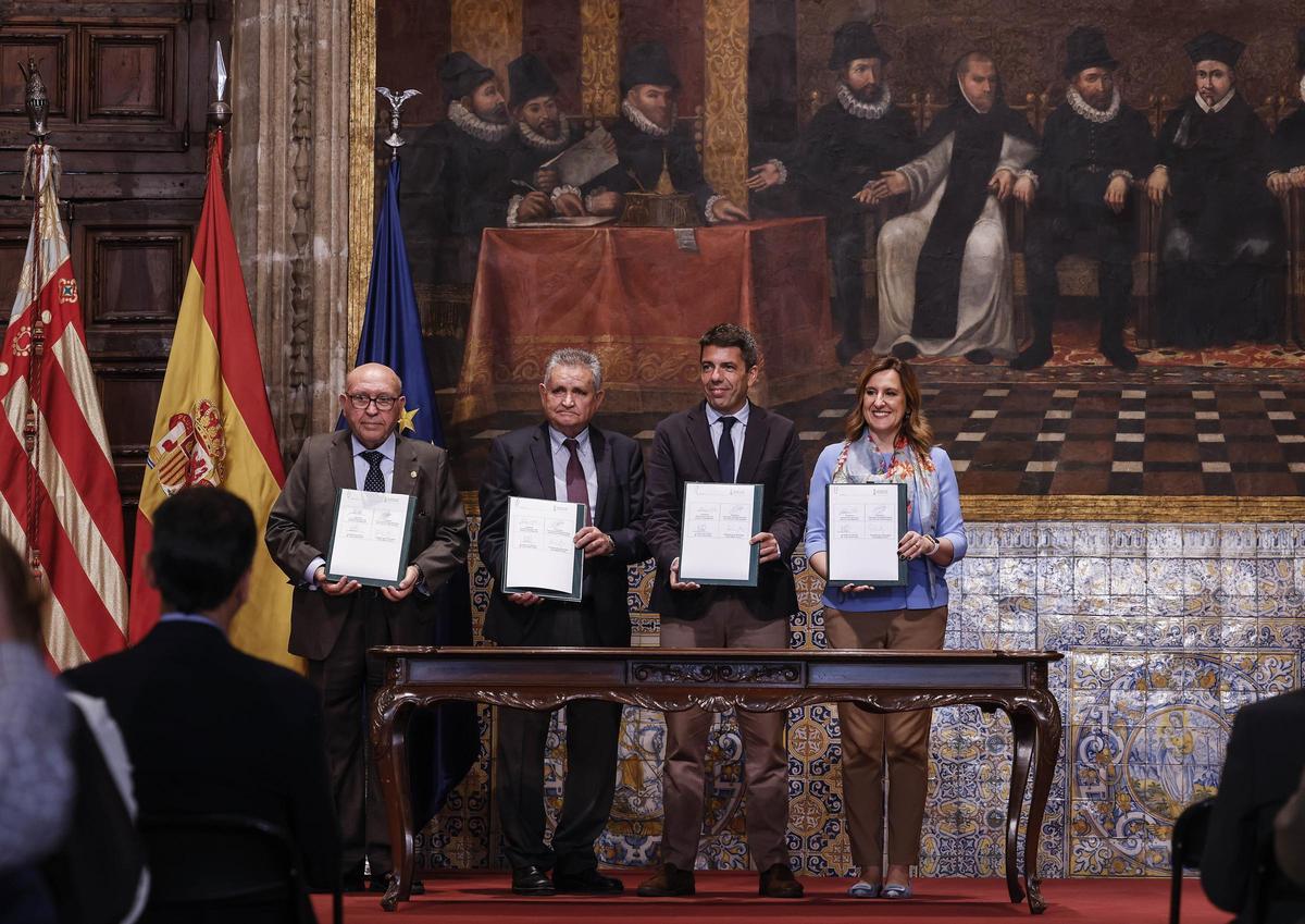 El presidente de los regantes de Sueca, José Pascual Fortea, y el de la Acequia Real del Júcar, Antonio Costa, con Mazón y Catalá tras la firma del acuerdo.