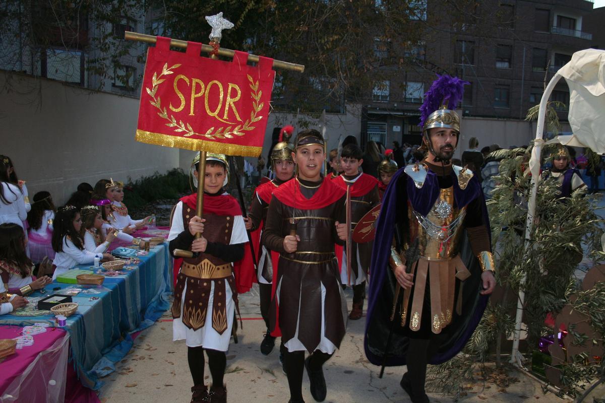 Legión romana, perfectamente uniformada, que recorría el patio del Colegio de San Francisco de Asís, donde estaba montado el Belén Viviente.