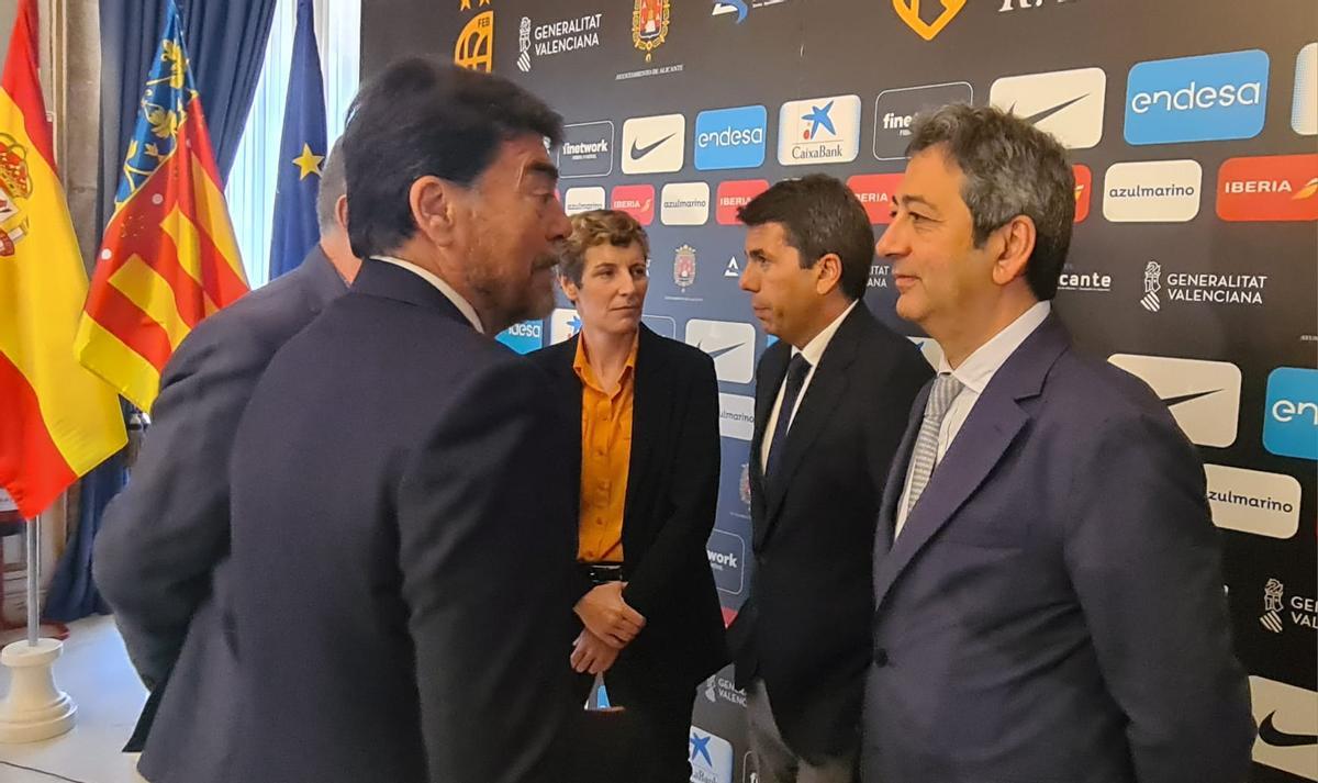 Luis Barcala, alcalde de Alicante; Elisa Aguilar, presidenta de la Federación española y Carlos Mazón, presidente de la Generalitat en la presentación del partido