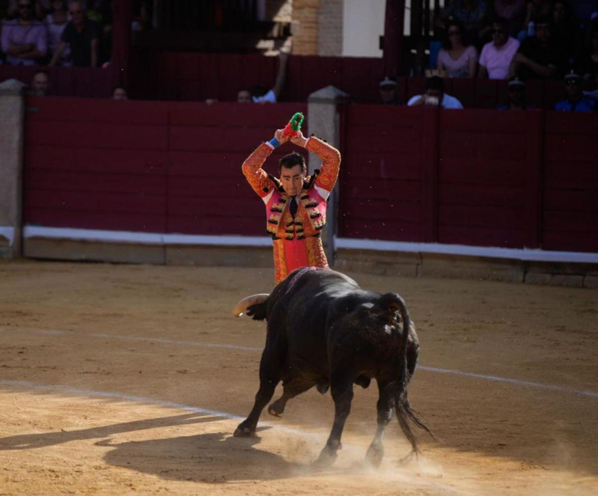 El Fandi ante uno de los toros de Gregorio Garzón. | Emilio Fraile