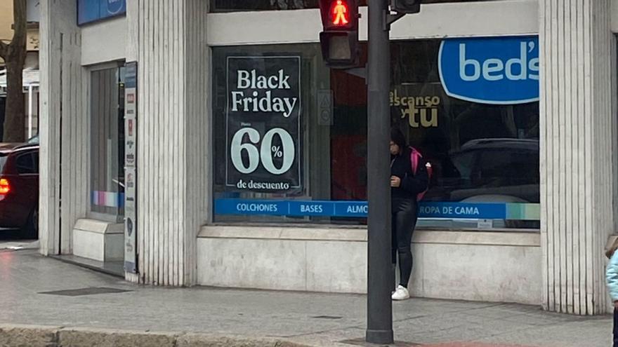 Cartel anunciando el Black Friday en un comercio de la ciudad.