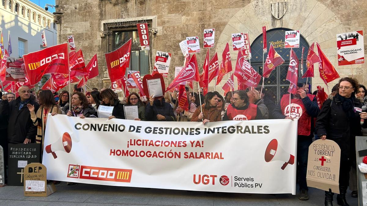 El año empieza con protestas frente al Palau de la Generalitat.