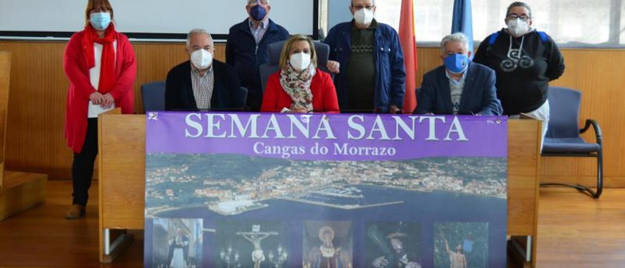 Miembros de las cinco cofradías de la Semana Santa de Cangas, con la concejala en la presentación del cartel en 2019. |   // G.NÚÑEZ