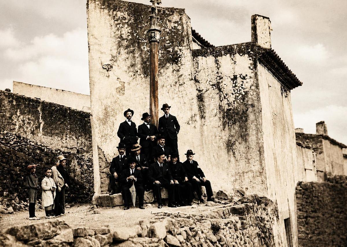 Excursionistes en el Castell en el primer terç del segle XX.