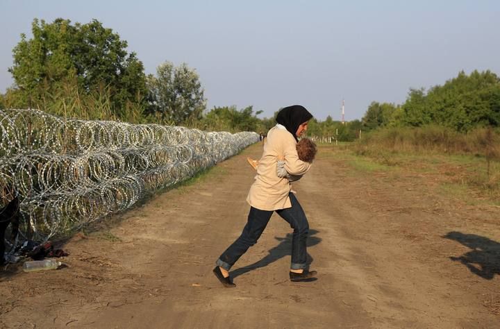 Así pasan la alambrada de Hungría los refugiados