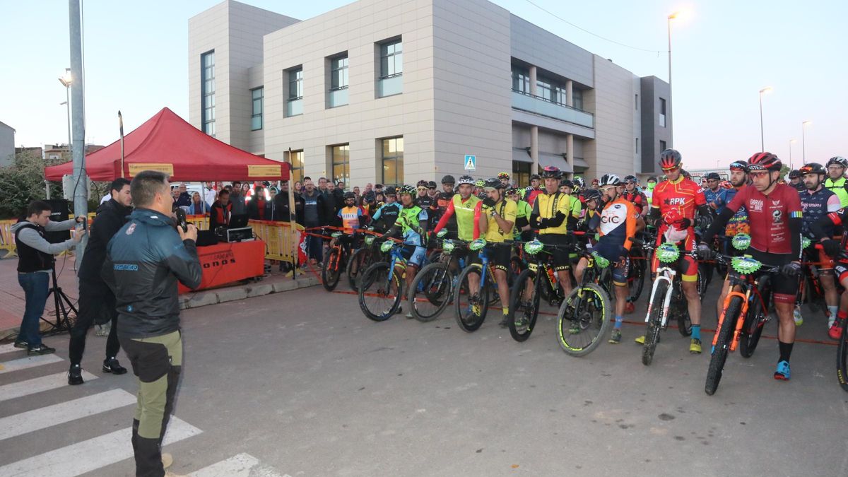 Manolo Mallol se dirige a los ciclistas en la última edición de la Gigante de Piedra Small.