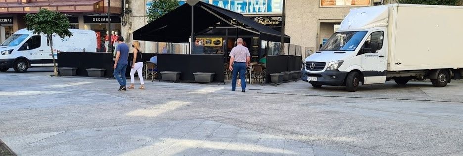 Dos furgones aparcados al mismo tiempo en la Praza de Galicia para hacer reparto.