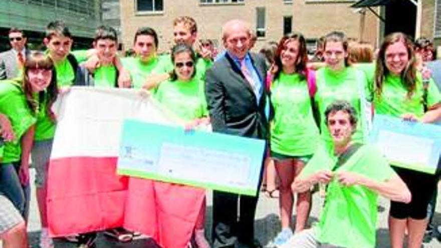 El ministro se fotografía con alumnos con la camiseta verde