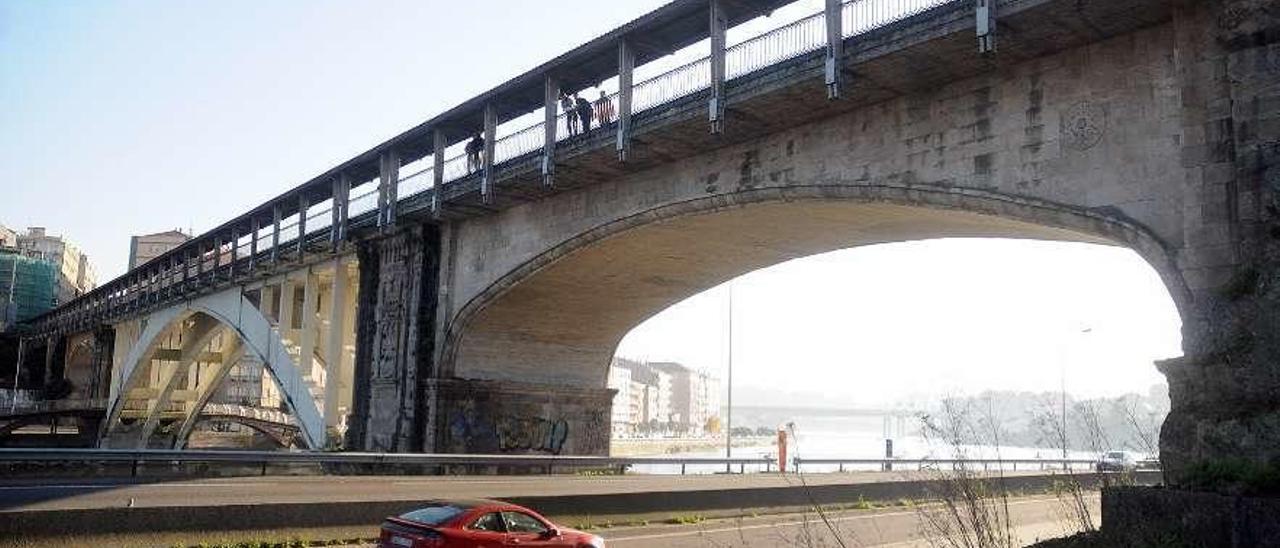 El puente de A Barca sobre la autopista AP-9 desde donde esta persona arrojó los conos. // G. Santos