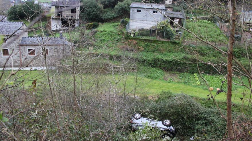 Una niña facilita a los bomberos su rescate y el de su madre en Vegadeo