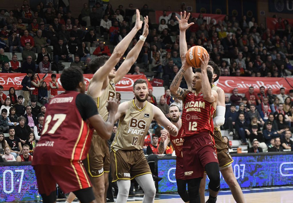 Todas las imágenes del partido del UCAM Murcia contra el Bàsquet Girona
