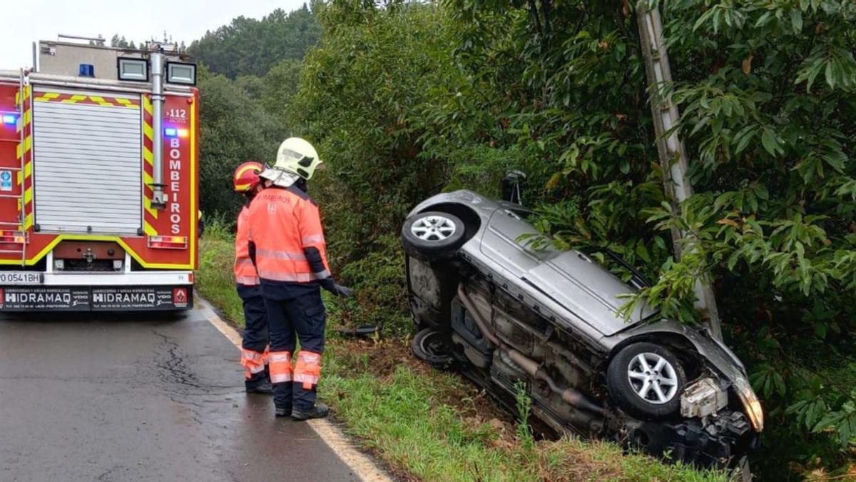 Estado en el que quedó el turismo que ayer se salió de la vía en Carbia y colisionó con un poste del tendido eléctrico.    | // PROTECCIÓN CIVIL DE VILA DE CRUCES