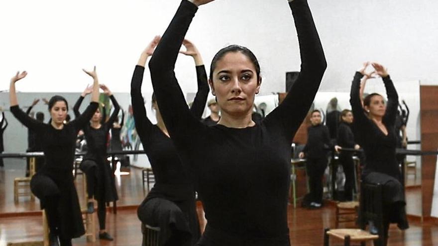 Eduardo Acero apadrina al ballet folclórico de la región